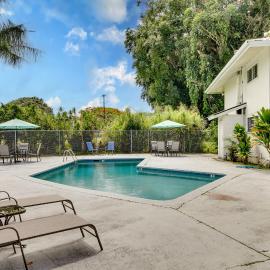 Walk to Dtwn Hilo! Tropical Getaway w/ Pool Access, hotel in Hilo