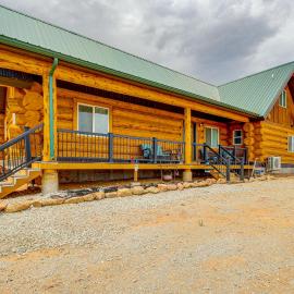 Explore Uintah Basin: 'Rustic Cliff Ranch A' Cabin, hotel em Fort Duchesne