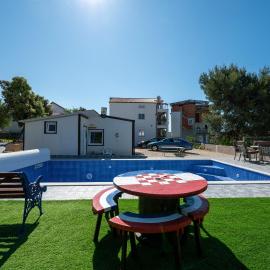 Family-friendly apartments with swimming pool Sukosan, Zadar - 24349, hotel em Sukošan