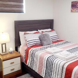 Two luxury bedrooms in the basement، فندق في وينيبيغ