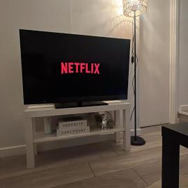 Small 1 Bed Apartment - Free Parking!!!