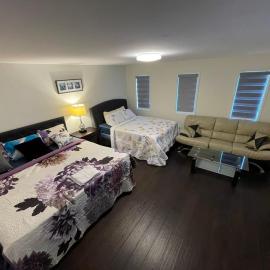 Largest ensuite bedroom in a guest house，惠特比的飯店