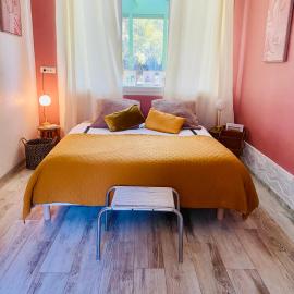 Les jardins de Phidji avec entrée autonome climatisation neuve et parking privé, hotel a Buzet-sur-Tarn