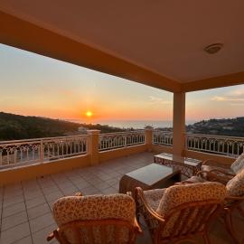 Villa Avra Arillas sunsets and large pool، فندق في أريلاز