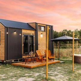 La Casa Errante X by Tiny Away، فندق في Castilenti