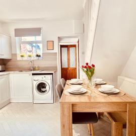 Homely Monthly Stay in Chesterfield for Families and Contractors with Good Transport Links
