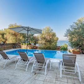 Deja Blue Beach & Pool House, by Estia