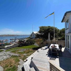 Villa with spectacular sea view، فندق في Öckerö