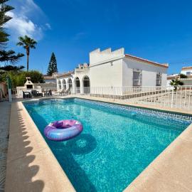 Villa with Pool, Chill-Out & BBQ