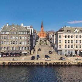 Moderne og sentral leilighet ved sjøen
