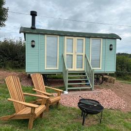 Secret Valley Shepherds Hut, hotel a Llanfaenor