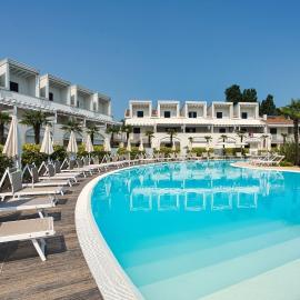 Host in Italy - Oasi moderna con piscina a due passi dal mare