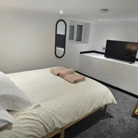 Refurbished 4-Bed Home Near Hospital & Station, hotel in Chatham