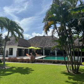 Beautiful Beach Villa Nujum with staff.
