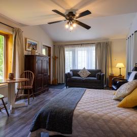 Chez Les Bergeron, hotel in Saint Aime Des Lacs