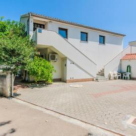 Stunning Apartment In Nin With Wifi
