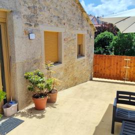 Casa con terraza a 100m de la playa, hotell i Laxe