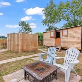 Shepherds Hut Romantic Stay - Wood-Fired Hot Tub, Hotel in Yarpole