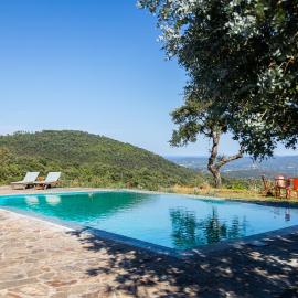 Mas provençal avec piscine chauffée, tennis, pétanque, vue mer, 20 min St Tropez