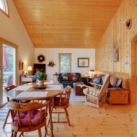 Waterfront Mercer Cabin w/ Wraparound Porch!, hotelli kohteessa Mercer