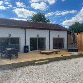 maison entière piscine balnéo, Hotel in Lailly-en-Val