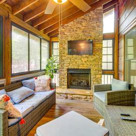 Game Room & Hot Tub: Cabin 9 Mi to Blue Ridge!, hotel Cherry Logban