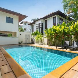 Baan Kaja Villa by Lofty, hotel in Surin Beach