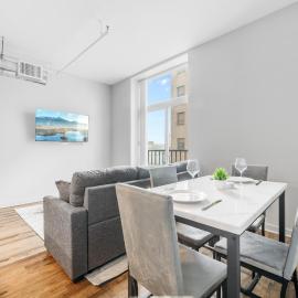 Spacious DT Condo l Free Parking l Fast Wi-Fi, Hotel in Cleveland