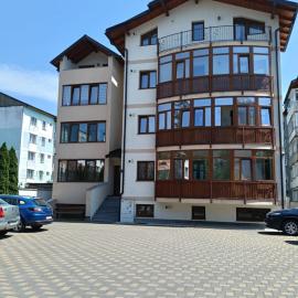 Escapadă urbană, confort, curte privată și parcare