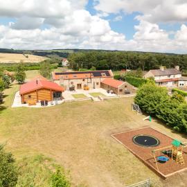 The Estate, Luxury Spacious Family Stay with 3 Hot Tubs, Scenic Views Sleeps 16 near Durham & Bishop Auckland, ξενοδοχείο στο Ντάραμ