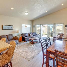 Steps to Shore: Home w/ Hot Tub in Gold Beach, Hotel in Gold Beach