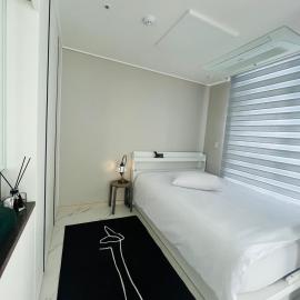 Explore Seoul on Foot III Market to Palace III Heart of the City III One- and-a-Half-Bedroom Apartment with Sliding Door