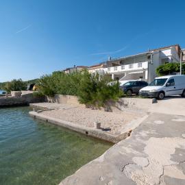 Apartments by the sea Metajna, Pag - 6395, hotell i Zubovići