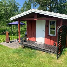 Riverside Bliss - Cozy Cabin near Tvedestrand with WiFi and Deck, hotel a Vegårshei