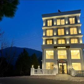 Claret inn by Lawrence Hotels, מלון בBanikhet