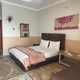 lake view hotel and resort: Khanpur şehrinde bir otel