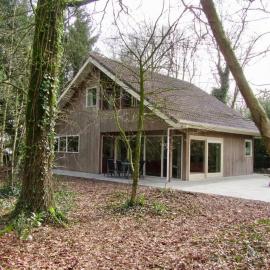 Spacious Forest Retreat with Wellness in Drenthe, hotel sa Een