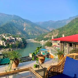 Skyard Hostel Rishikesh Laxman Jhula, hotel en Rishikesh