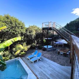 Forest Escape w Pool Jacuzzi Pizza Oven, hotel in Keurboomstrand