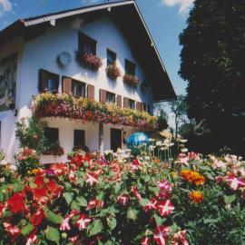 Ruheoase in der Natur nahe am Attersee, hotel in Aurach am Hongar