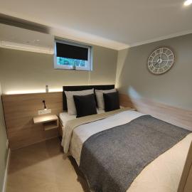 Five Studios - Premium Rooms with King Size Bed, Kitchen, AC, close to Ramstein Air Base, hótel í Ramstein-Miesenbach