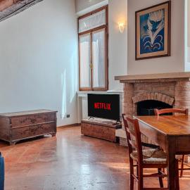 Suite degli Estensi - in centro storico con Jacuzzi, hotel din Ferrara