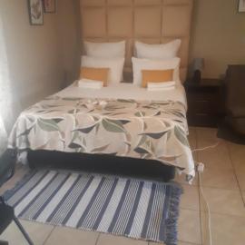 C - Land guest house Meyerton، فندق في Meyerton