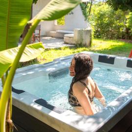 Jacuzzi Artistic Villa in Nea Makri, hotel a Nea Makri