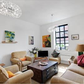 Stylish 2-Bed Flat Art & Comfort in City Centre