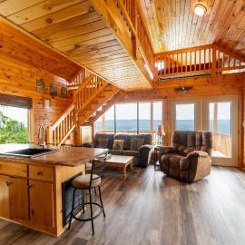 Eagles Nest Cabin with a private hot tub, Hotel in Bryant