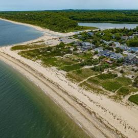 Peconic Sound Beach Cottage Walk to Sound