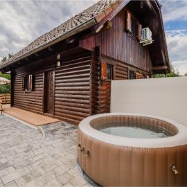 Log Cabin Vista View with Seasonal Hot Tub, hotel u gradu Bizeljsko