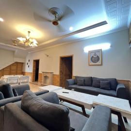 Modern 3-Bed Retreat E11 PEACEFUL