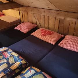 Schlafraum in einer Alphütte